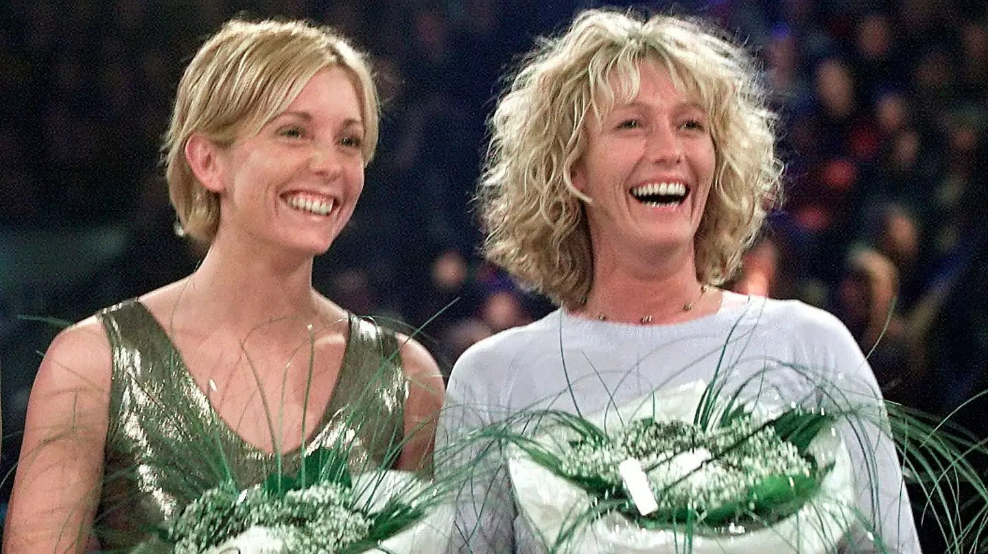 Mette Vestergaard (t.v.) og Janne Kolling fik sammen med kvindelandsholdet B.T.s guld for guldmedaljen ved OL i Sydney.