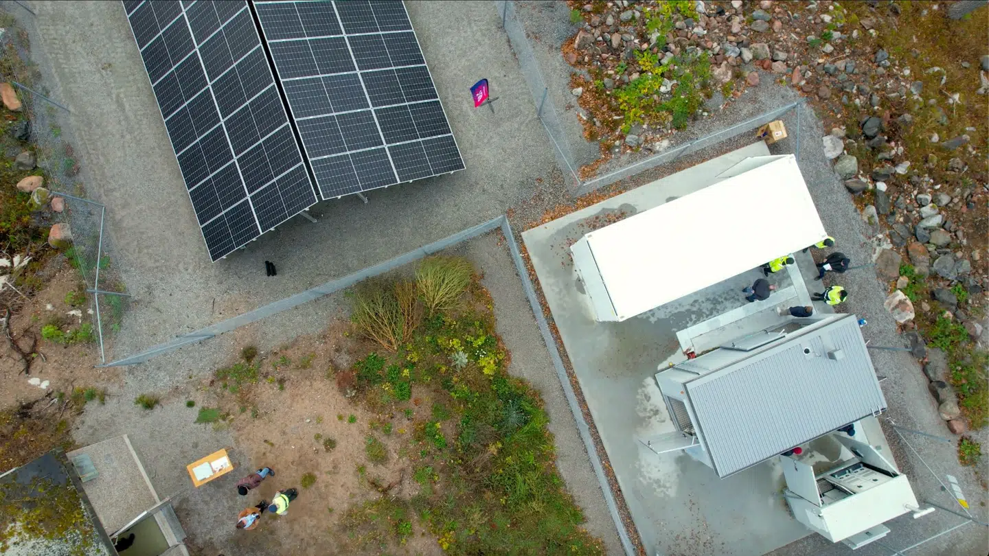 Det er i al teknikken på jorden, at løsningen på at forlænge mobilmastens levetid under et langvarigt strømnedbrud skal findes. Her arbejder teknikere med Telias mobilmast uden for Stockholm.