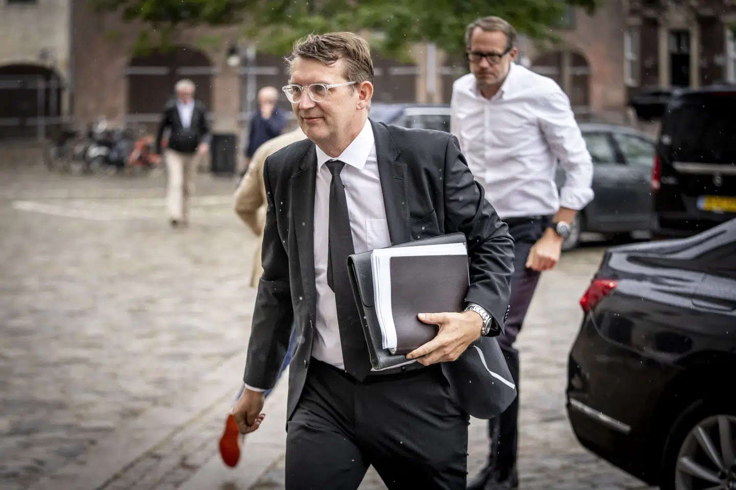 Forsvarsminister Troels Lund Poulsen (V) ankommer til Udenrigsministeriet efter en tur i sin sorte ministerbil.