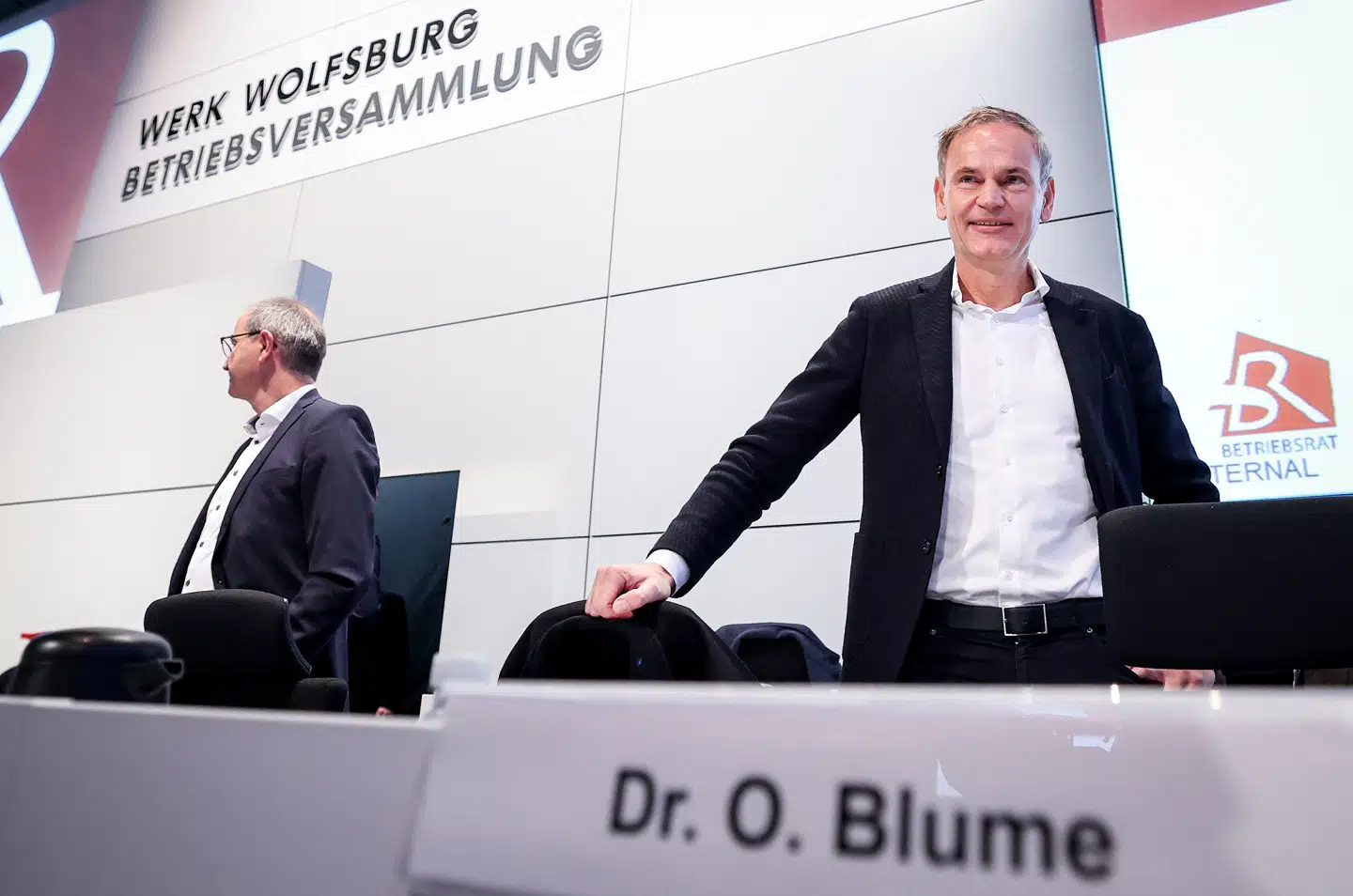 Oliver Blume, CEO of German car maker Volkswagen, and Wolfsburg VW plant manager Uwe Schwartz attend a meeting at the company's headquarters in Wolfsburg, Germany, December 4, 2024. Ronny Hartmann/Pool via REUTERS