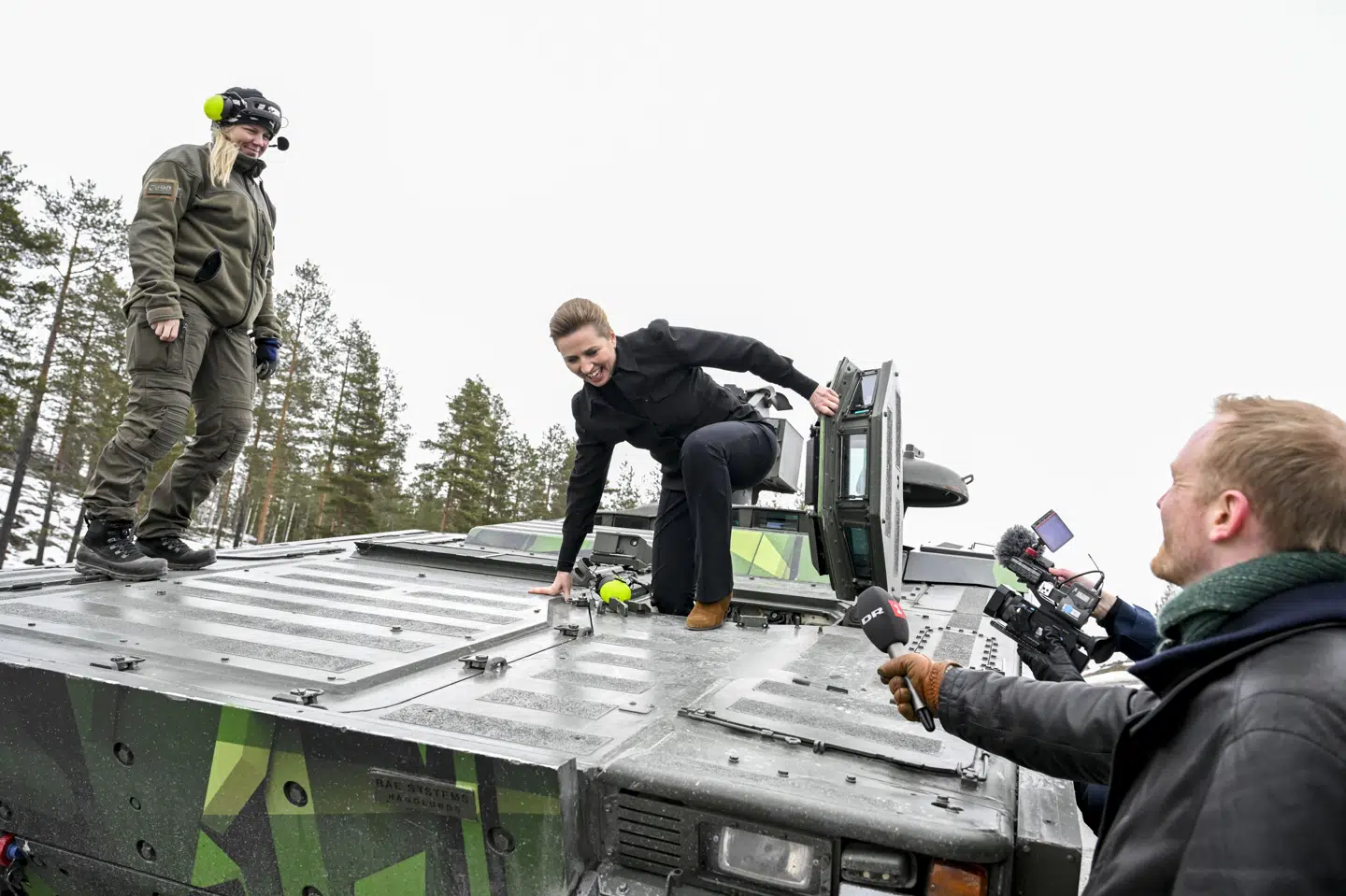 Statsminister Mette Frederiksen (S) fik i april i år fremvist kampkøretøjer under besøg på en våbenfabrik i Sverige, som Danmark også har underskrevet en hensigtserklæring om et tættere samarbejde med. (Arkivfoto).