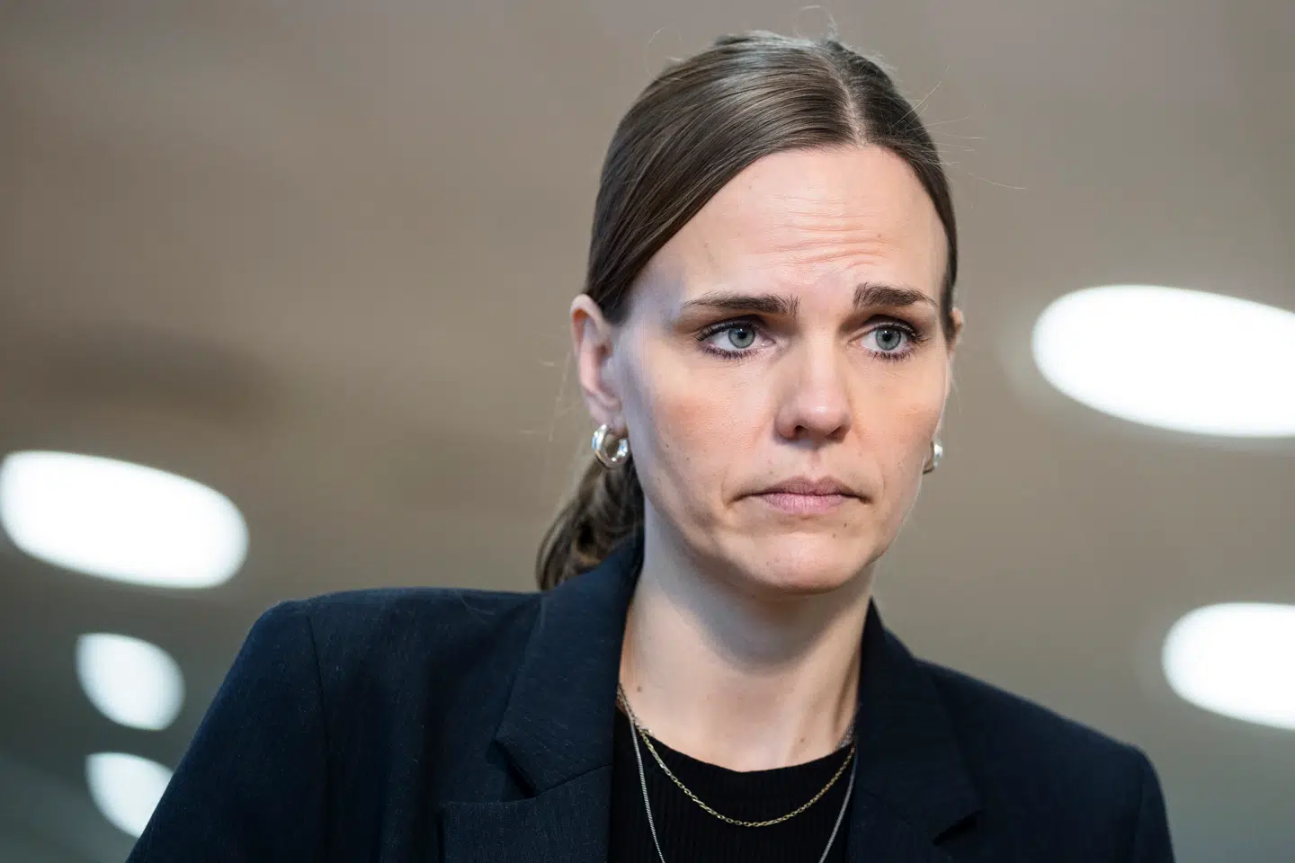 Digitaliseringsminister Caroline Stage Olsen (M) efter en mindre end vellykket præsentation af »Strategisk indsats for kunstig intelligens – Et styrket fundament for ansvarlig udvikling og anvendelse af kunstig intelligens i Danmark« på et pressemøde 2. december 2024.