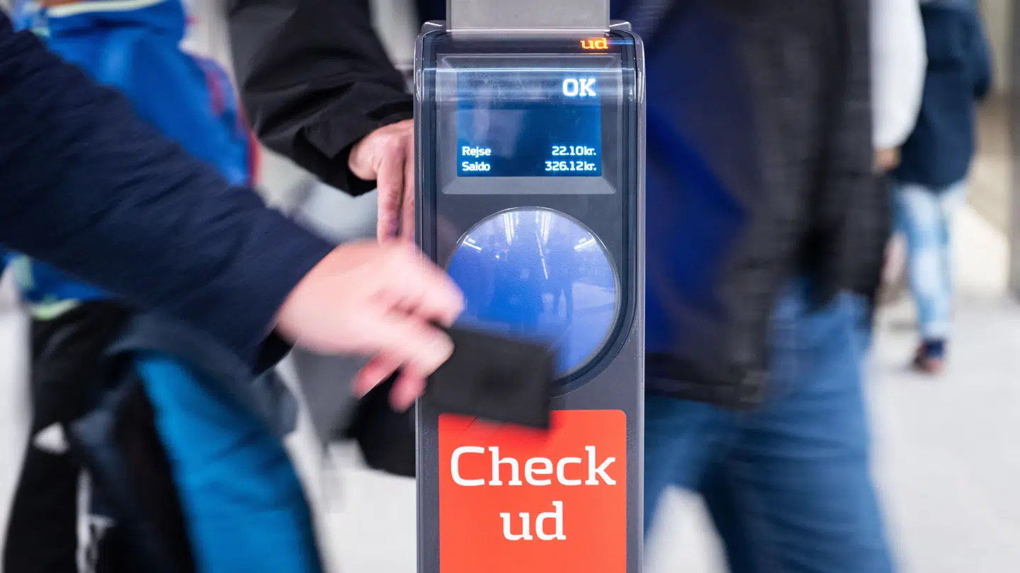 Rejsende tjekker ud med rejsekort på en metrostation på Cityringen.