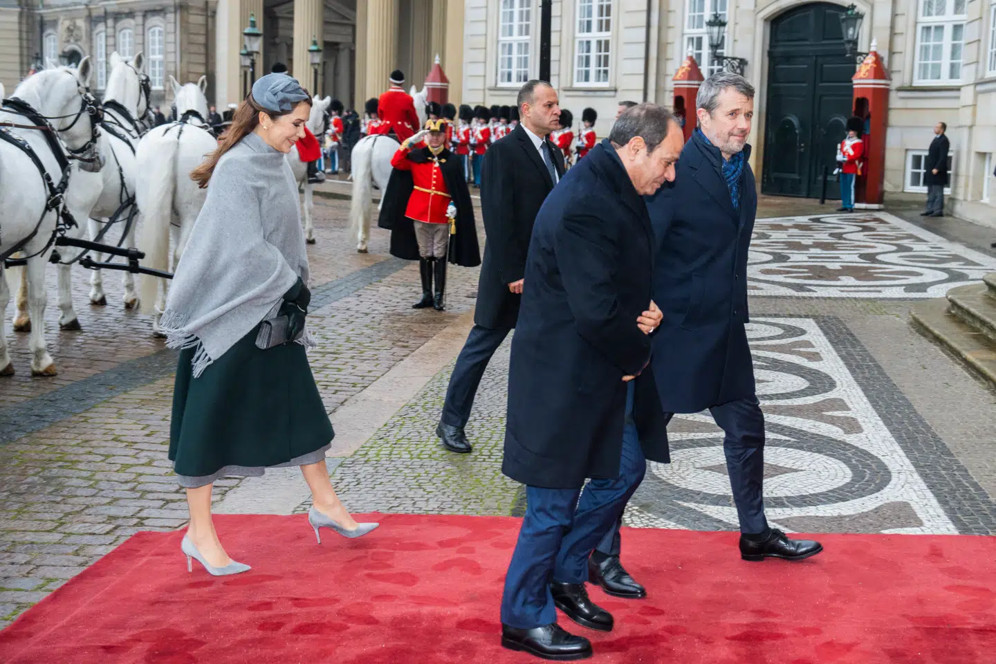 På rød løber byder kongeparret Egyptens præsident, Abdel Fattah al-Sisi, velkommen til Amalienborg Slot i København.