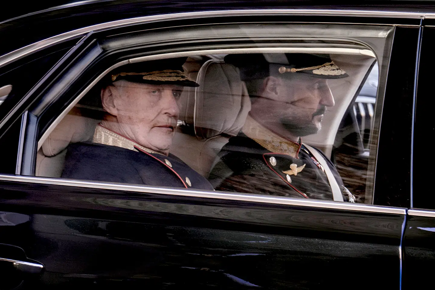 Hvordan ser man ud, når ingen kigger? Den nuværende krise i det norske kongehus tynger kongefamilien, som intet kan foretage sig uden at blive spurgt til Marius Borg Høiby, kronprinsens bonussøn.