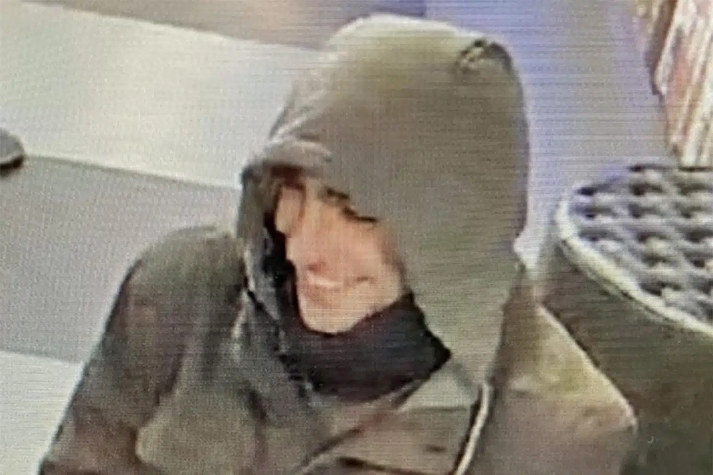 Politiet har offentliggjort dette foto af drabsmanden. Det er taget af et overvågningskamera på det hostel, hvor han overnattede. Receptionisten flirtede med ham og bad ham om at tage sin maske af – og det gør han her på billedet. Mange medier har på grund af billedet givet ham tilnavnet »den smilende dræber«.
