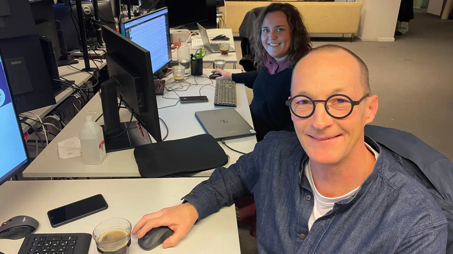 Brian Kjer Sommer, der er forbrugeranalytiker hos PriceRunner.dk, kan med smil på læben fortælle, at priserne for 42 populære varer i julen, er lidt billigere i Danmark end i Sverige.