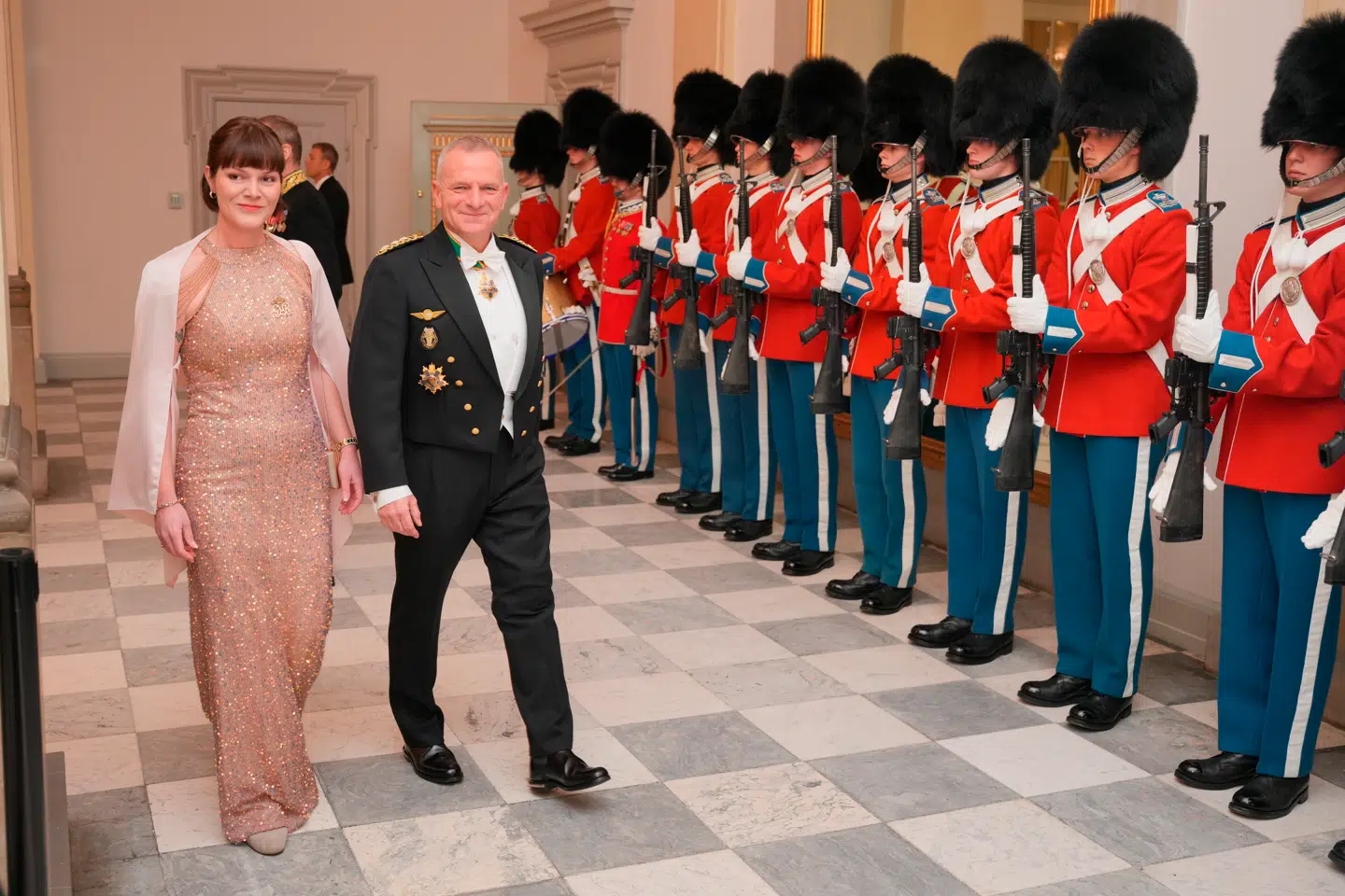 B.T. møder oberst Jørn Christensen, chef for Gardehusarregimentet, til gallataffel på Christiansborg Slot. Han ledsages af sin hustru, Gudrún Höskuldsdóttir.