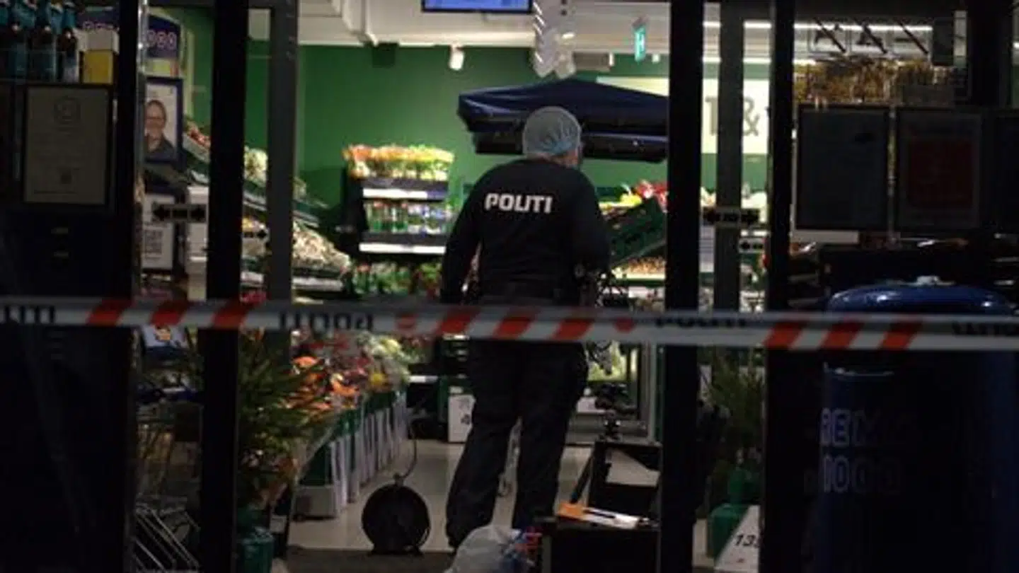 Politiet er lørdag morgen rykket ud til en Rema 1000 på Frederiksberg efter et røveri.