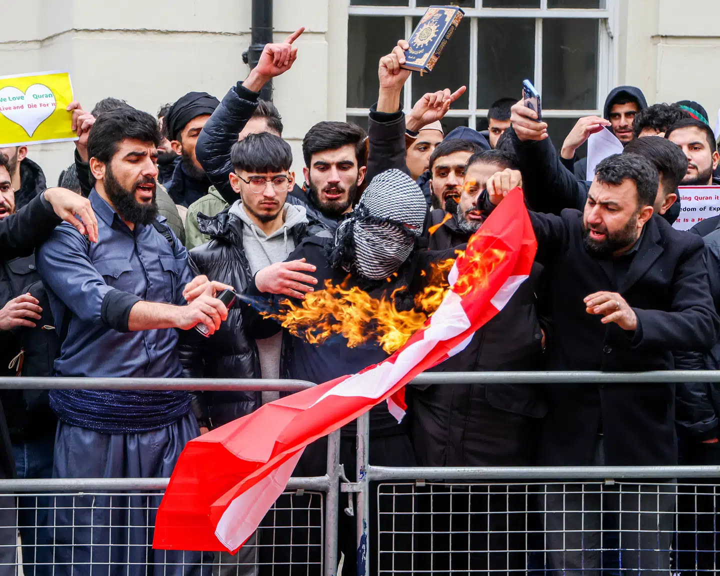 Det vakte stor vrede blandt nogle muslimer, at Danmark og Sverige ikke kunne forhindre koranafbrændinger, og det førte til protestaktioner, hvor Dannebrog blev afbrændt – her foran den svenske ambassade i London. Siden vedtog folketinget den såkaldte »koranlov«, hvis formål er at forhindre ødelæggelse af hellige skrifter. I dag fylder loven et år.