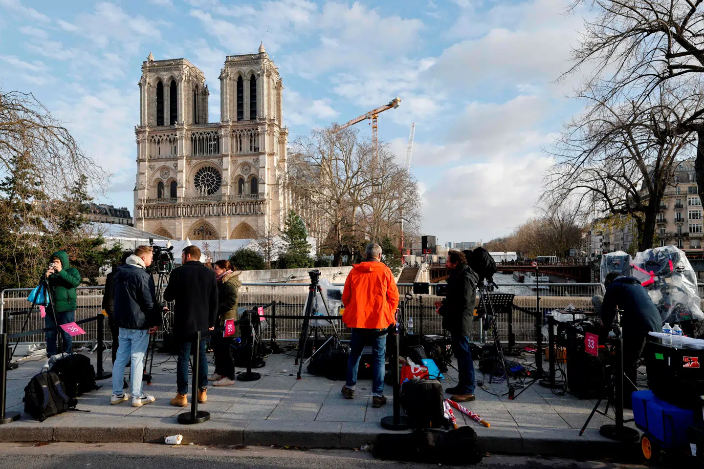 Journalister har taget opstilling uden for Notre-Dame-katedralen i Paris forud for genåbningen lørdag.