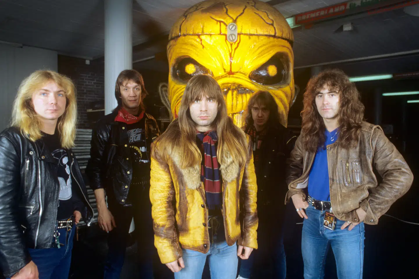 Trommeslageren Nicko McBrain (nummer to fra venstre) var 30 år, da han blev medlem af Iron Maiden. Her er bandet fotograferet i 1983 med det lineup, der fra 1983-1988 udgav fire albums, der rangerer som klassiske i bandets historie. Fra venstre er det guitarist Dave Murray, Nicko McBrain, sanger Bruce Dickinson, guitarist Adrian Smith og bassist Steve Harris. (Arkivfoto).