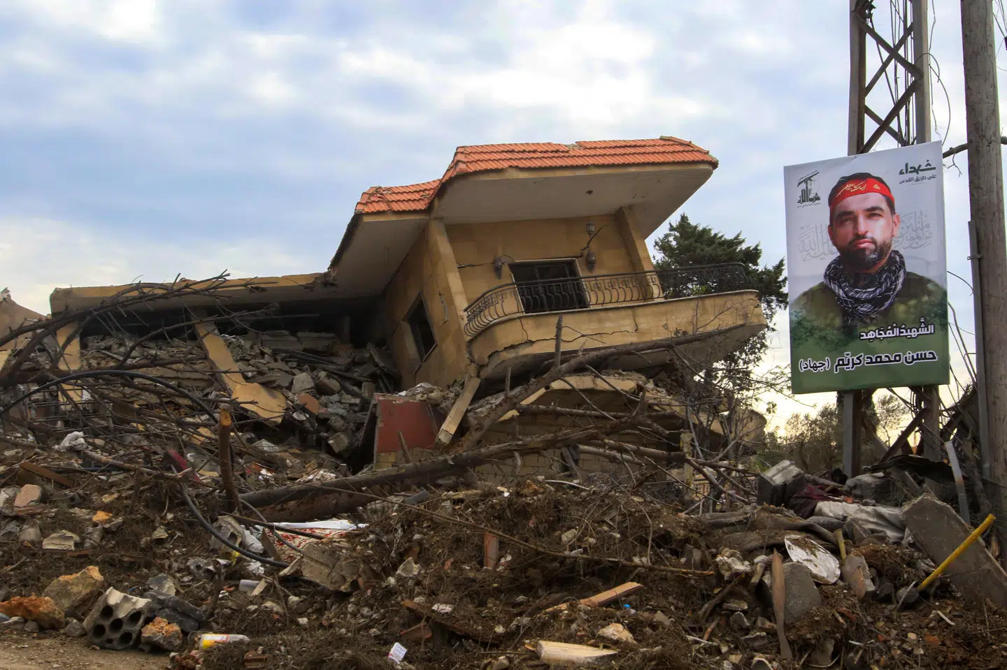Et portræt af en dræbt Hizbollah-kriger pryder en elmast i byen Yater i det sydlige Libanon, hvor et stort antal huse er forvandlet til murbrokker efter en omfattende israelsk offensiv mod den militante libanesiske bevægelse. Nye israelske angreb - trods en våbenhvile - har kostet seks mennesker livet, oplyser Libanon lørdag.
