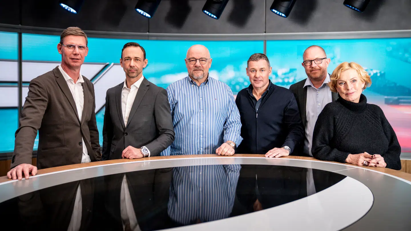 John Nielsen i midten med Viaplay-kollegaerne Peter Palshøj, Nicolas Kiesa, Tom Kristensen, Jens Hansen og Luna Christofi.