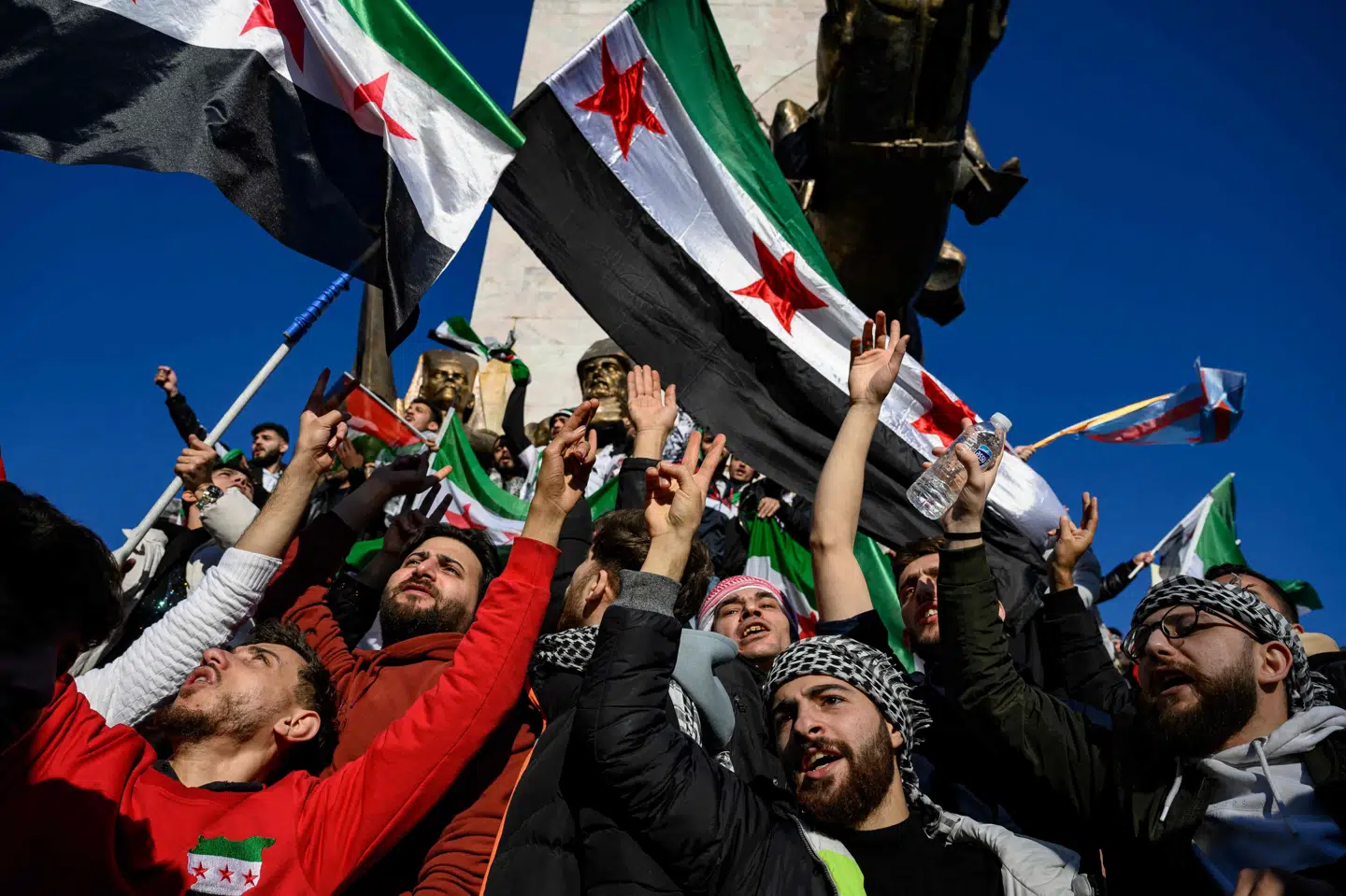 I den tyrkiske millionby Istanbul var store grupper af syrere søndag samlet for at fejre, at præsident Bashar al-Assad er fortid. Millioner af syrere tog flugten nordpå og ind i Tyrkiet fra 2011 og i de efterfølgende år, hvor borgerkrig rasede i deres hjemland.