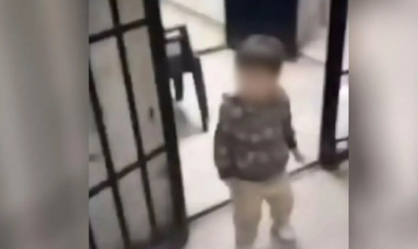 Billeder fra fængslet viste søndag, at børn sad fanget i fængslet.