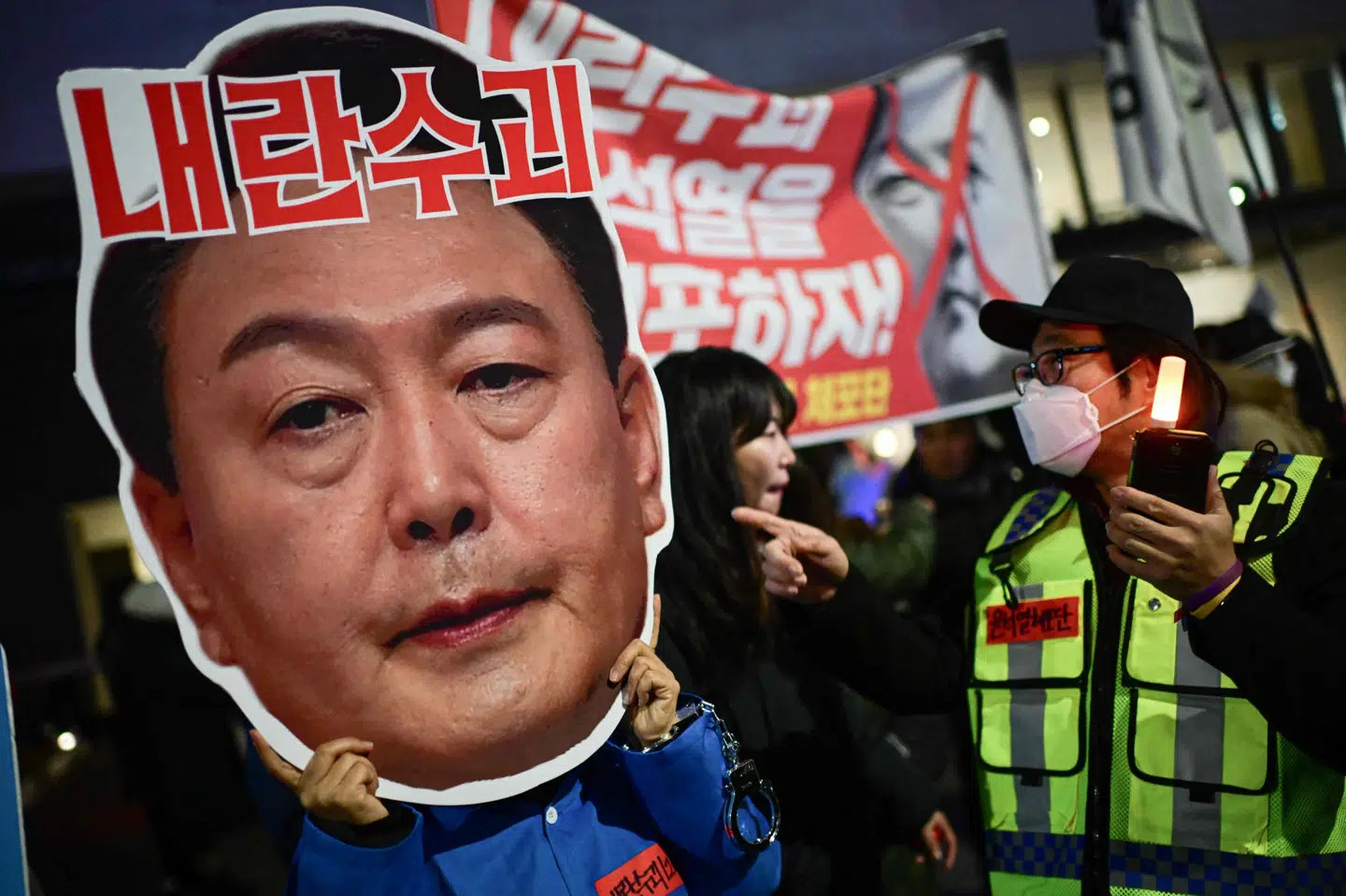 Demonstrationerne i Sydkoreas hovedstad, Seoul, fortsætter, efter at præsident Yoon Suk-yeol i sidste uge erklærede militær undtagelsestilstand i landet.