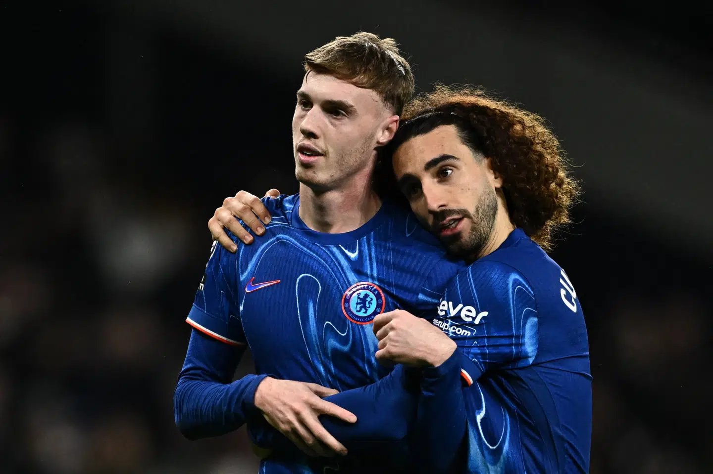 Chelsea-backen Marc Cucurella (til højre) var impliceret i de to første mål, som Tottenham scorede. Derfor var han lettet over 4-3-sejren, hvor Cole Palmer scorede to gange for Chelsea.
