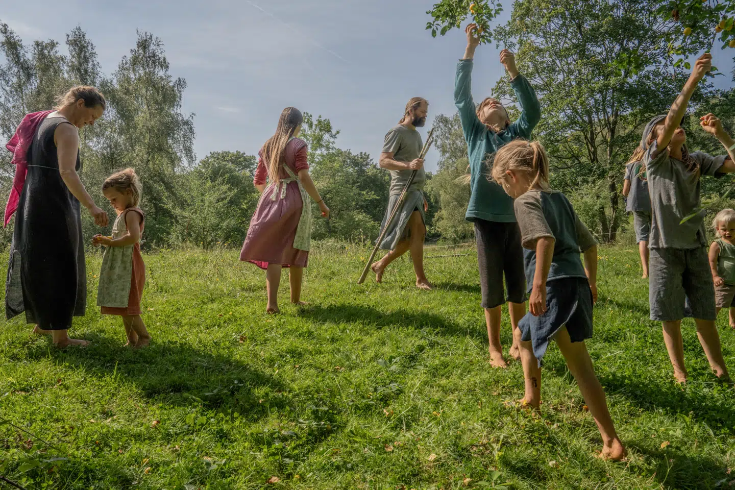Familien Fødegård lever som en traditionel bondefamilie. 40-årige Mikkel og 44-årige Frida Fødegård er forældre til syv børn mellem et og 15 år: Magne, Ylva, Alvin, Burre, Groa, Klea og Rauke.