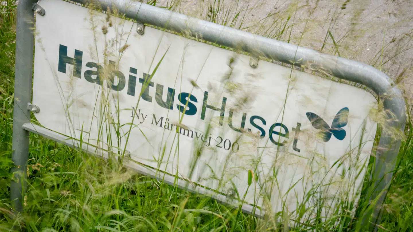 Skilt ved indkørsel til bostedet HabitusHuset i Græsted. Stedet lukkede 1. juli i år efter at TV 2 Kosmopol blandt andet har kunnet fortælle, at en 30-årig kvindelig beboer døde 1. juni som følge af store ætsningsskader hun havde fået cirka en måned forinden.