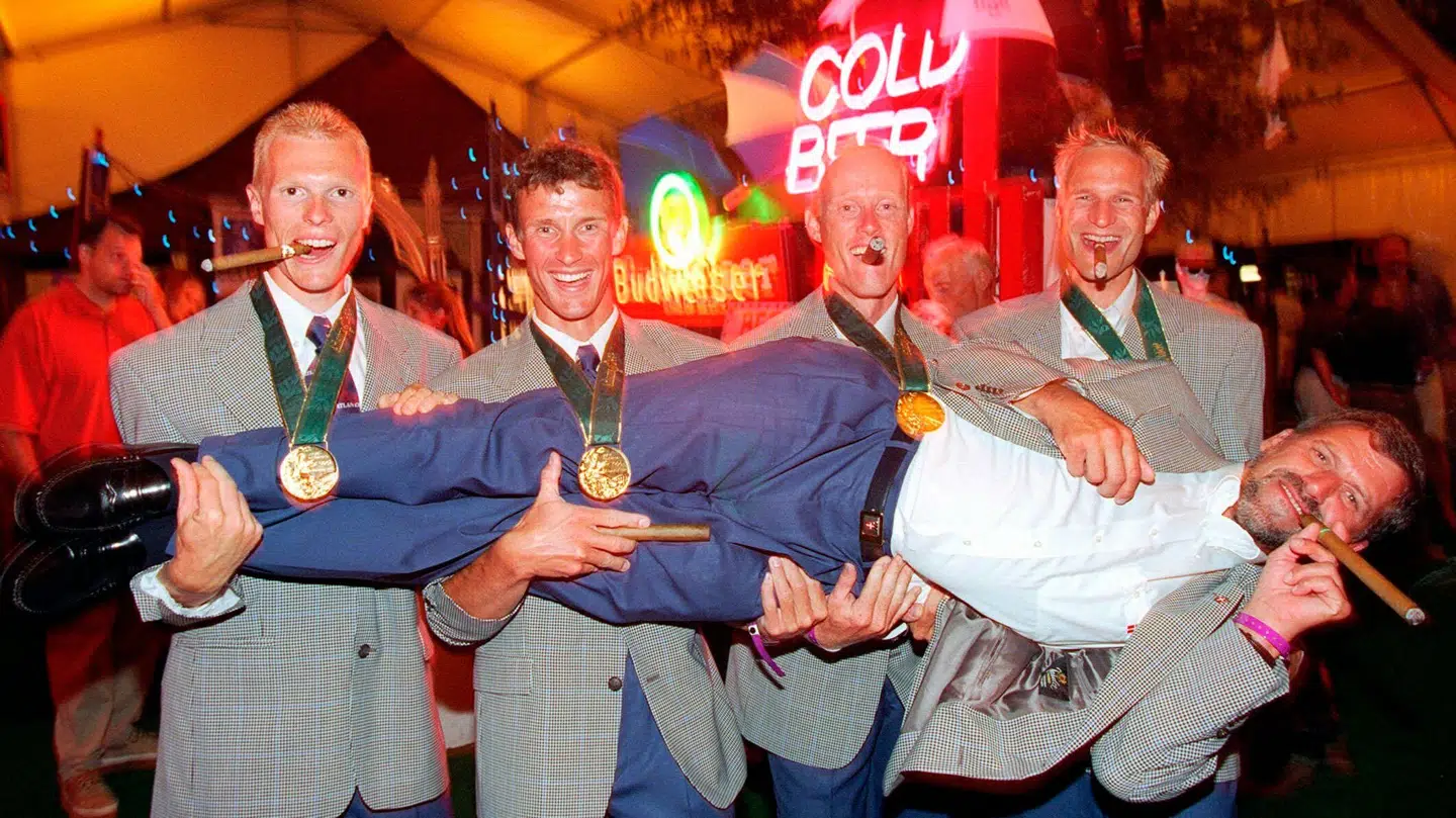 Guldfireren fejrede medaljerne til den lyse morgen i juli 1996. Fra venstre: Eskild Ebbesen, Victor Feddersen, Niels Henriksen og Thomas Poulsen - med træner Bent Jensen i hænderne.
