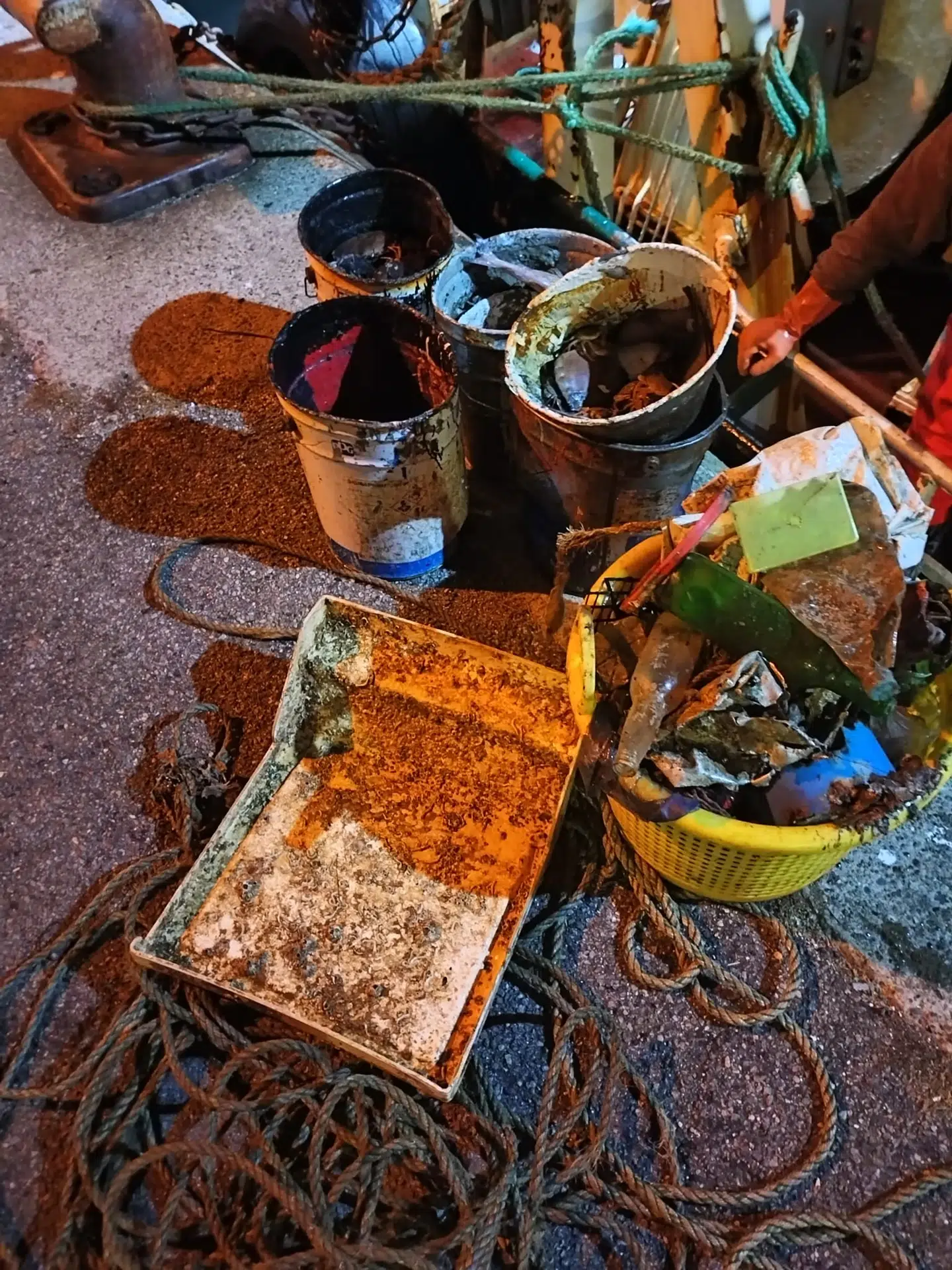 Brugte malerbøtter havner tit i fiskernes net. Skyldes skal angiveligt placeres hos de store handelsskibe.