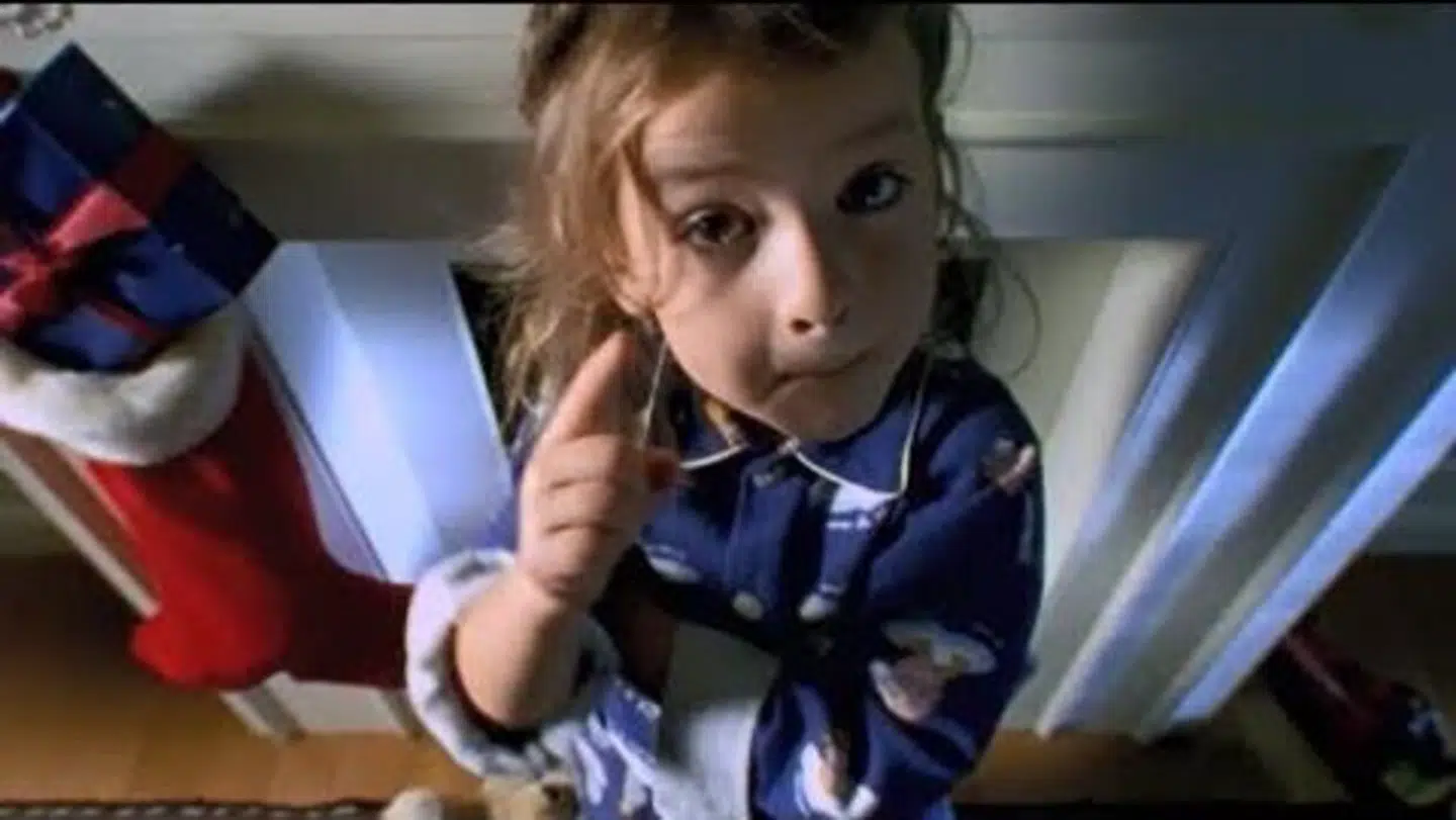 Den lille pige, der hver jul sætter sin far på plads.