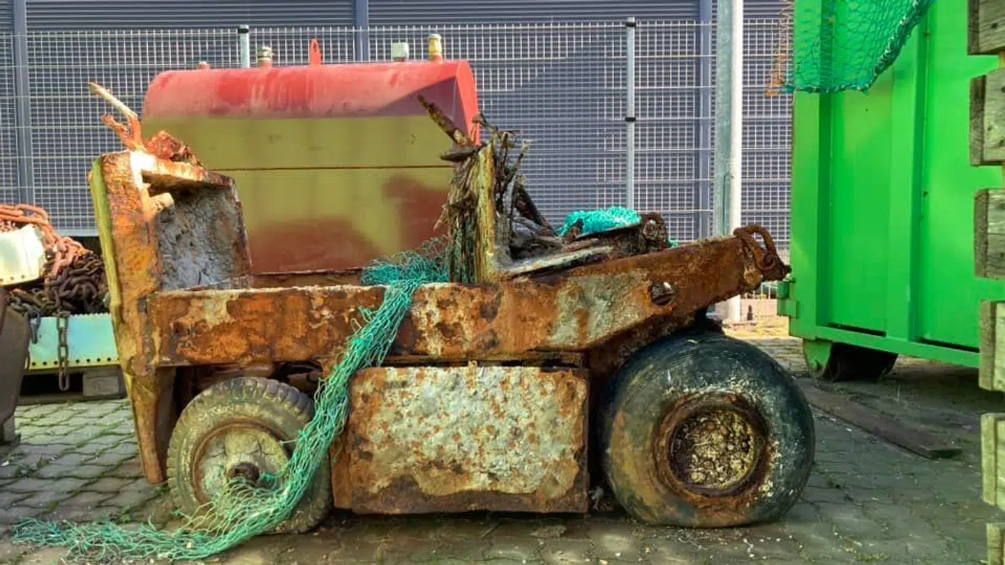 En gaffeltruck er blevet hevet op af det danske hav.