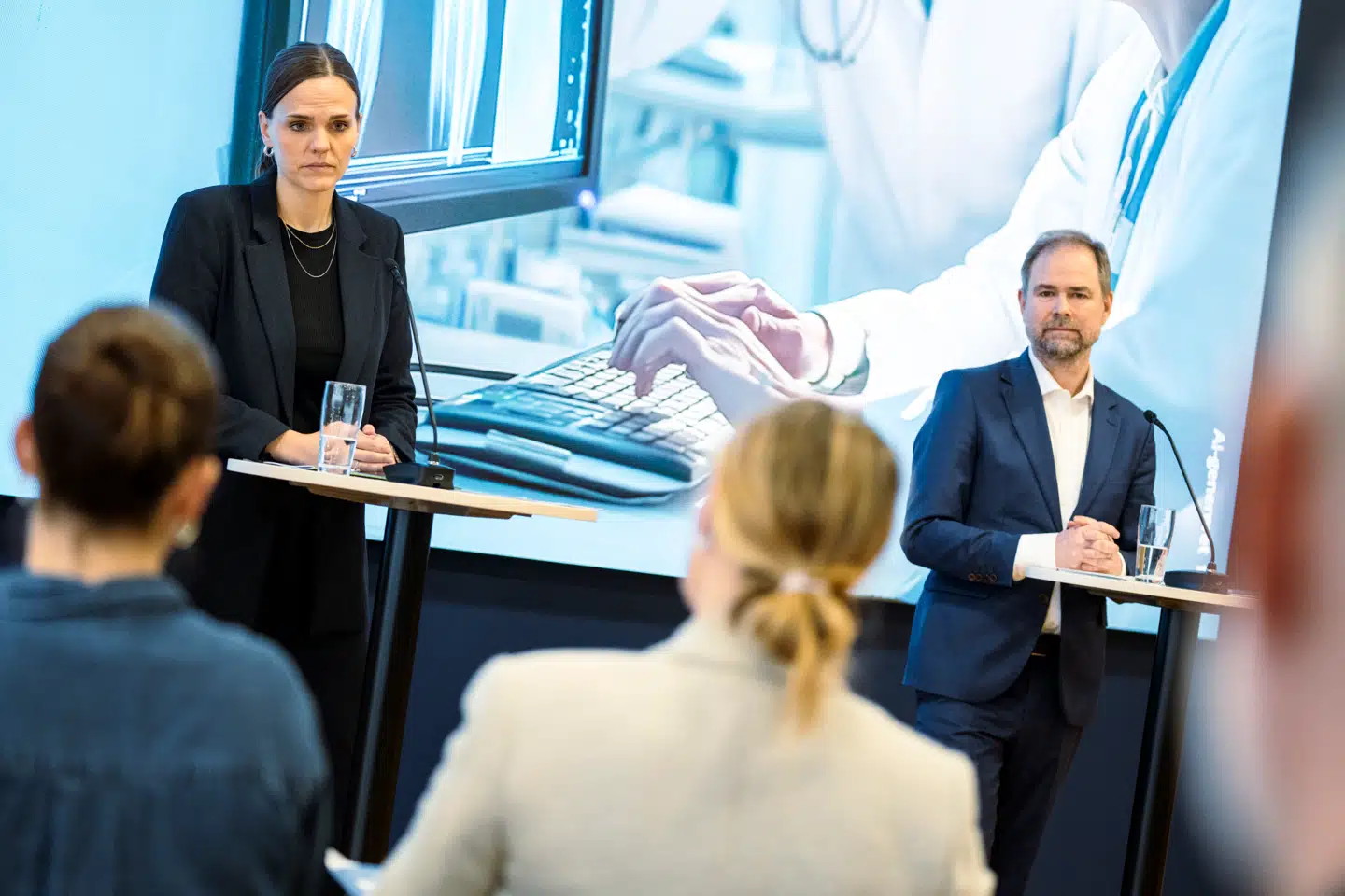 Implementeringen af ai og sikkerhed skal gå hånd i hånd, mener Kathrine Forsberg. Her fremlægger digitaliseringsminister Caroline Stage Olsen (M) og finansminister Nicolai Wammen (S) regeringens ai-strategi 2. december 2024.