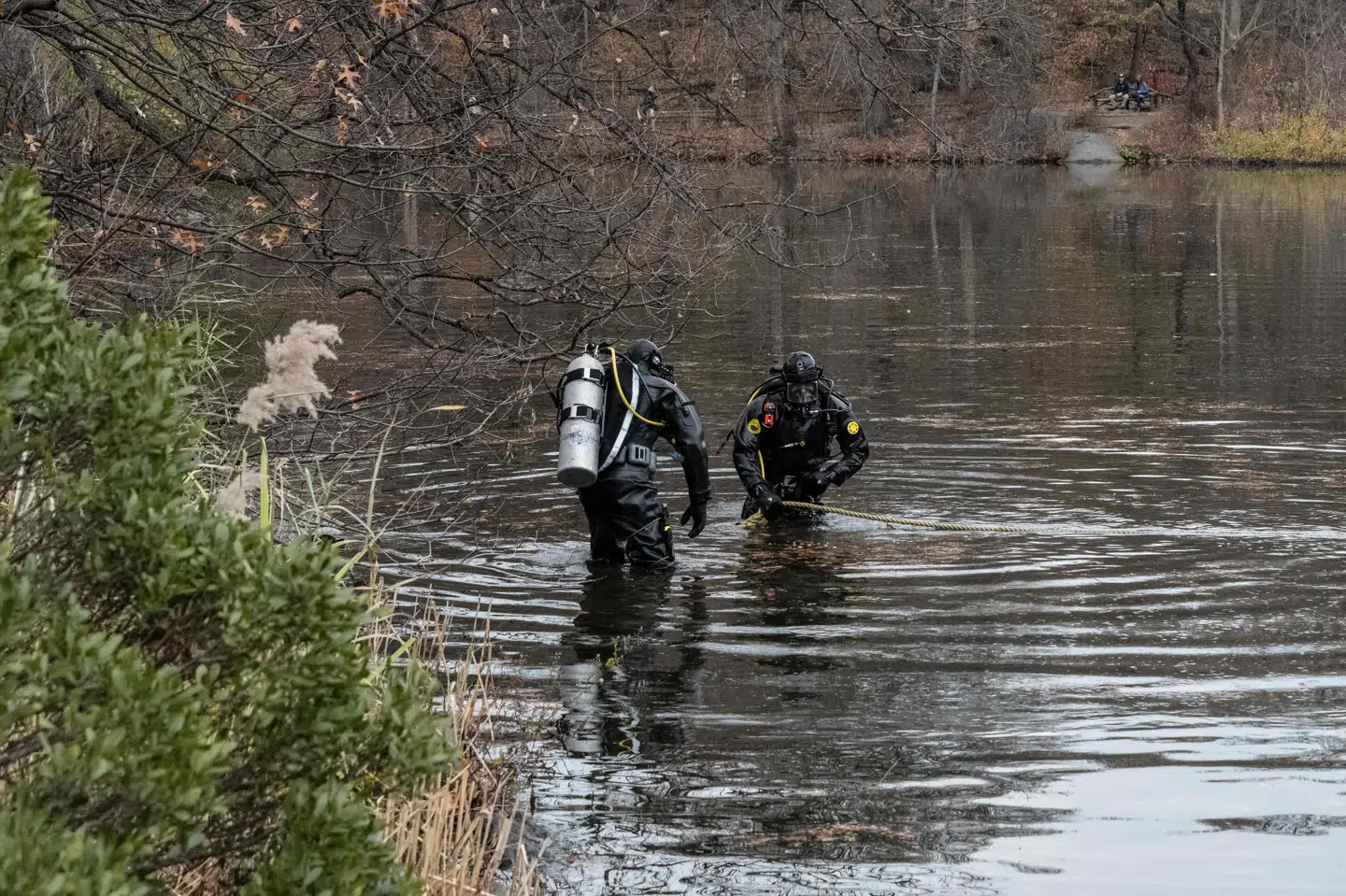 Dykkere leder mandag efter beviser i en sø i Central Park i New York i forbindelse med drabet på Brian Thompson i sidste uge.