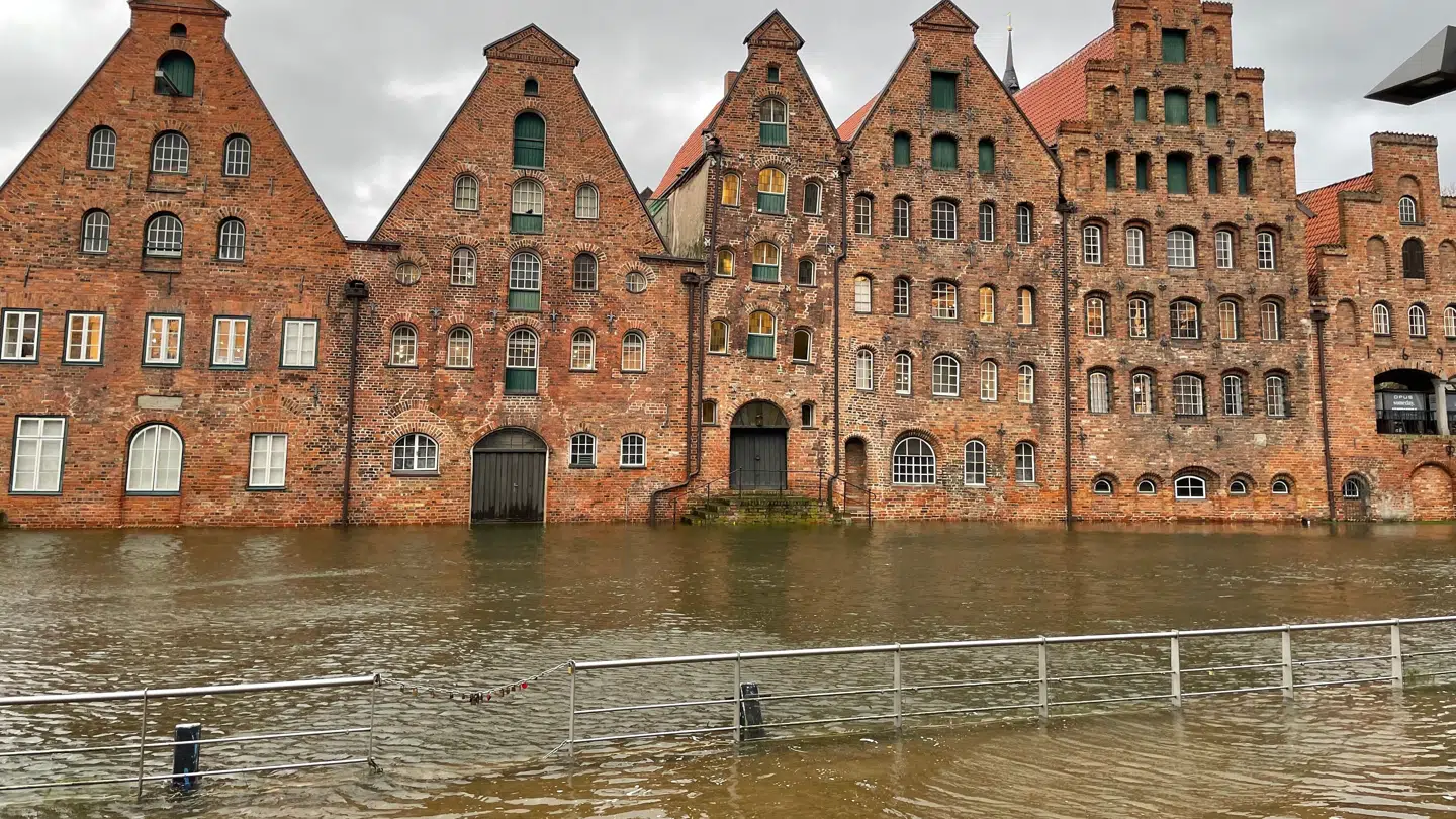 Vandstanden omkring det centrale Lübeck steg mandag så voldsomt, at nogle af stierne langs floden Trave blev oversvømmet.