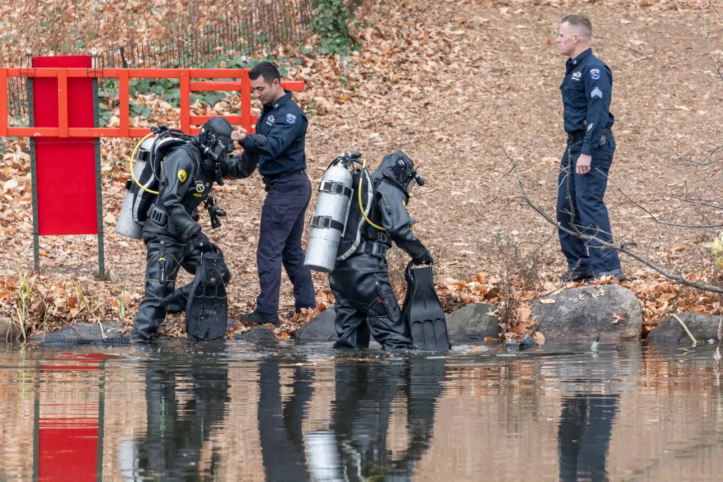 New Yorks Politi – NYPD – endevendte tidligere i dag en sø i Central Park for at finde spor om mordet på Brian Thompson.