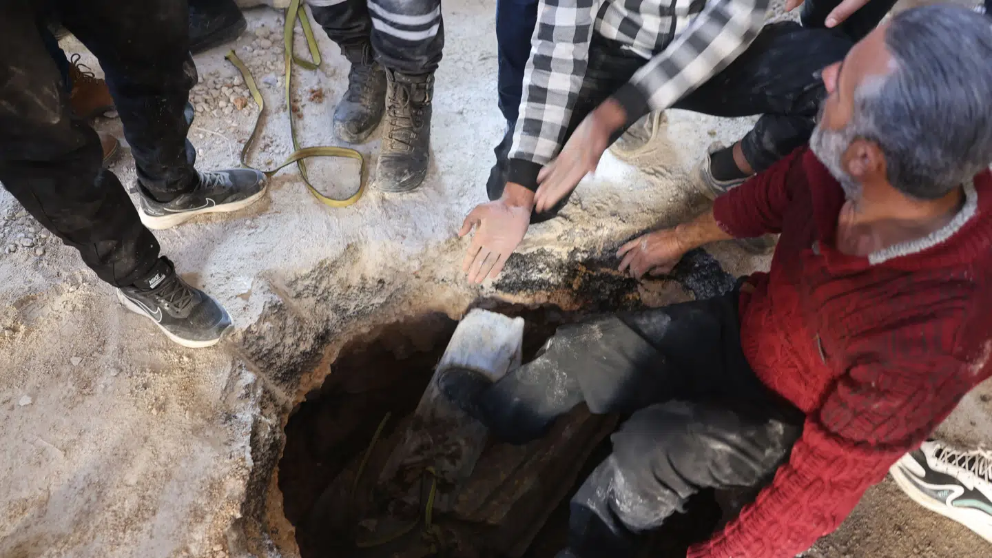 Et af de huller, som redningsarbejdere har slået i betonen ved Sednaya-fængslet for at finde frem til yderligere fanger.