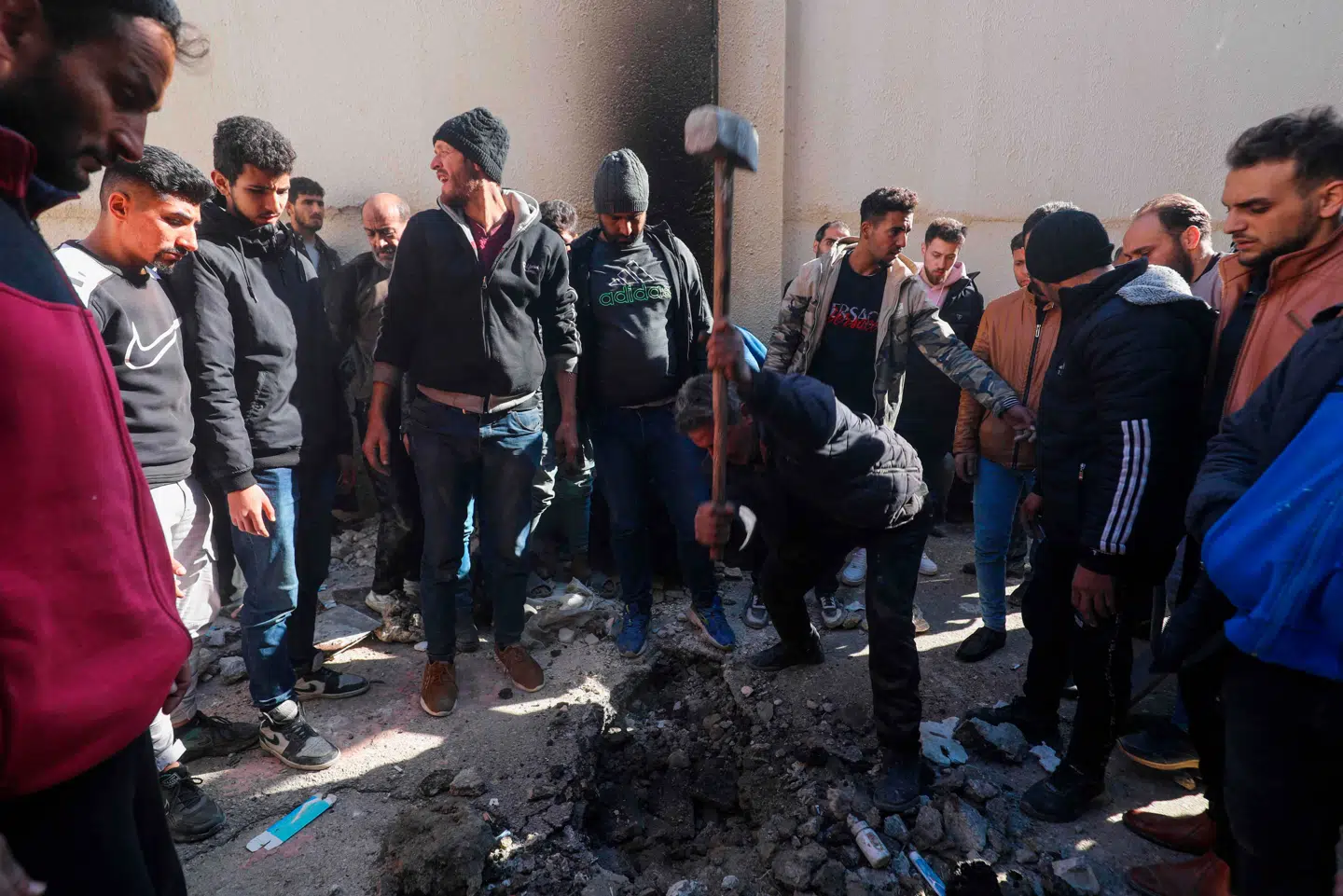 Hammeren er fundet frem i forsøget på at befri de mange fanger, som stadig sidder i celler under jorden.