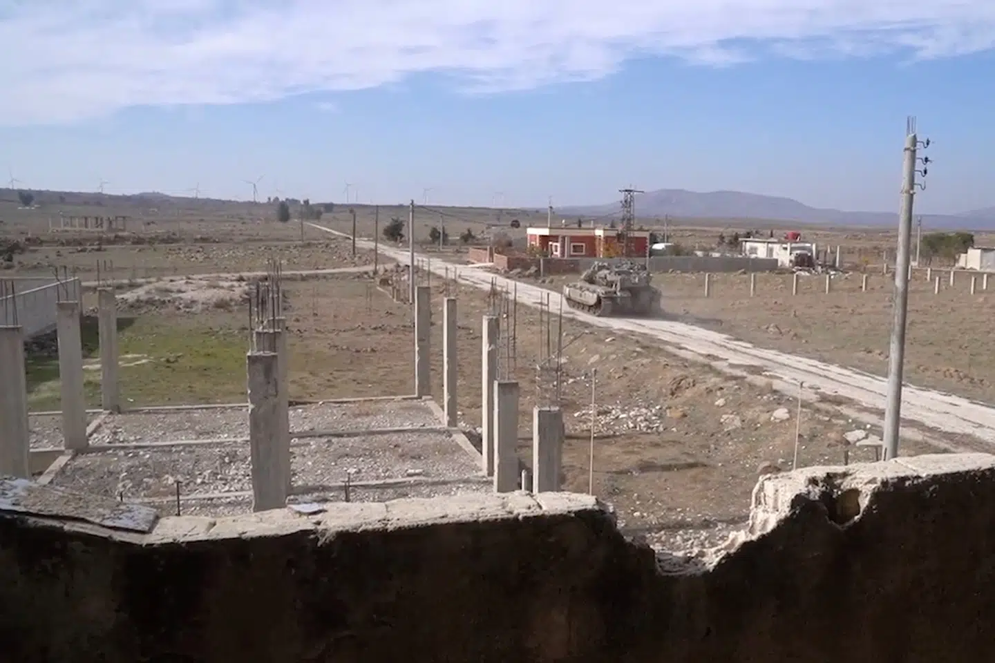 En israelsk kampvogn opererer i det sydlige Syrien. De seneste måneder har Israel jævnligt gennemført angreb mod Syrien.