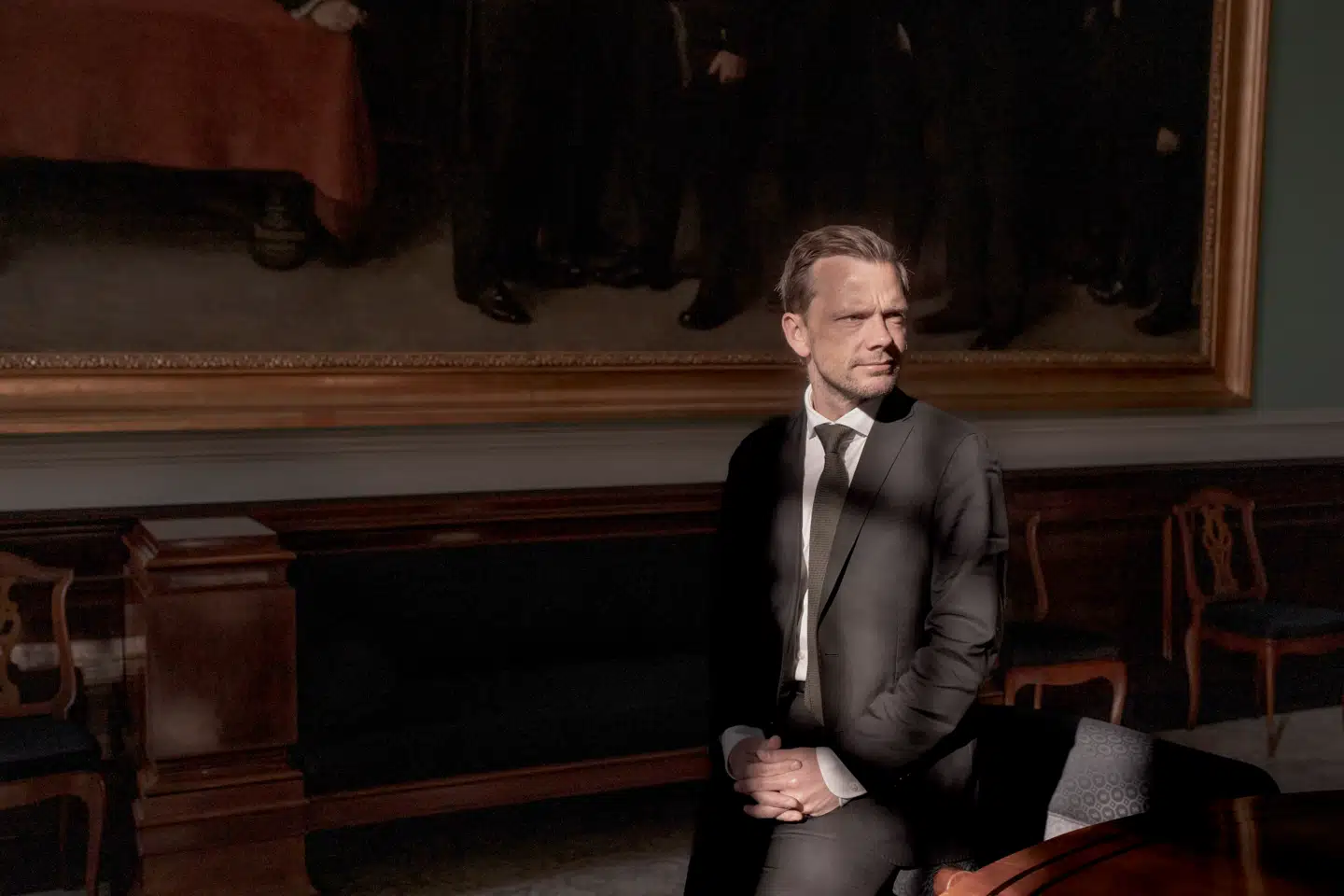 I begyndelsen af november ville han ikke afvise, at fyringer i politiet kunne blive nødvendige. Nu har han fundet pengene for at undgå det.