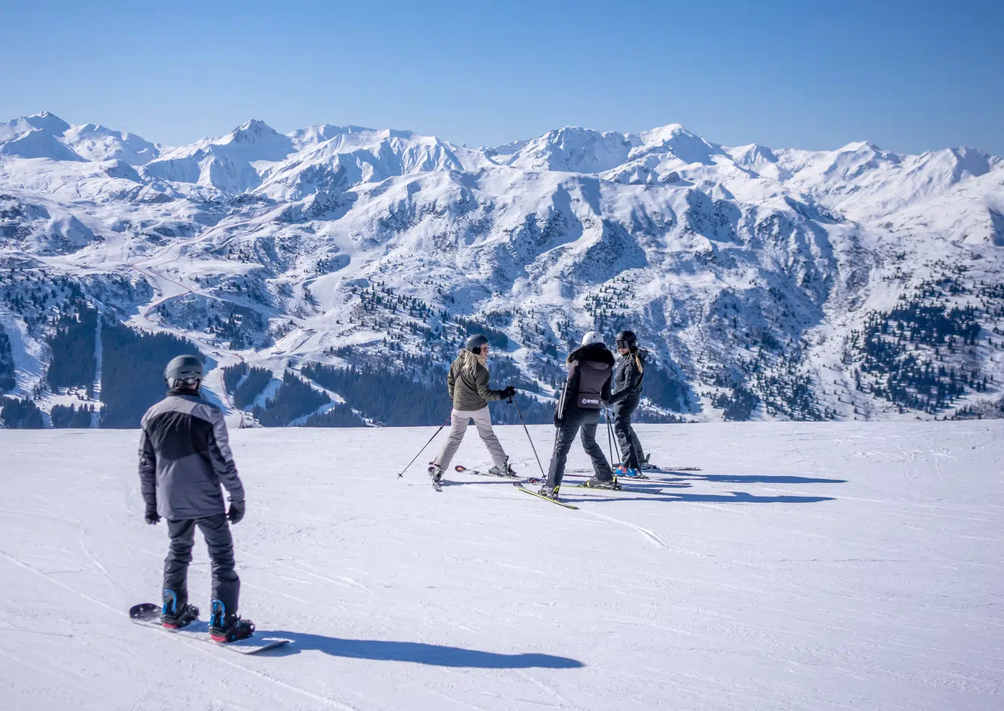 En lavine skaber et åbent landskab i et ellers skovdækket område, og en skipist gør lidt af det samme. Foto: Michael Kappeler, Scanpix