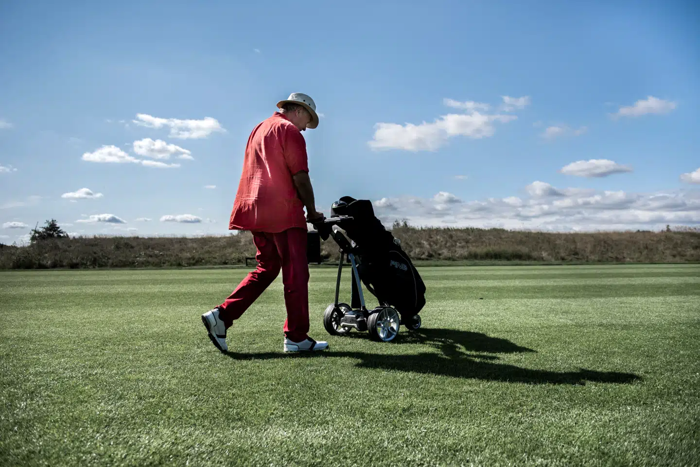 Golfklubberne har ingen interesse i at gøde for meget. Det skader græsset og øger den nødvendige klippefrekvens. Derfor bliver størstedelen af en golfbane slet ikke gødet, skriver Torben Kastrup Petersen.