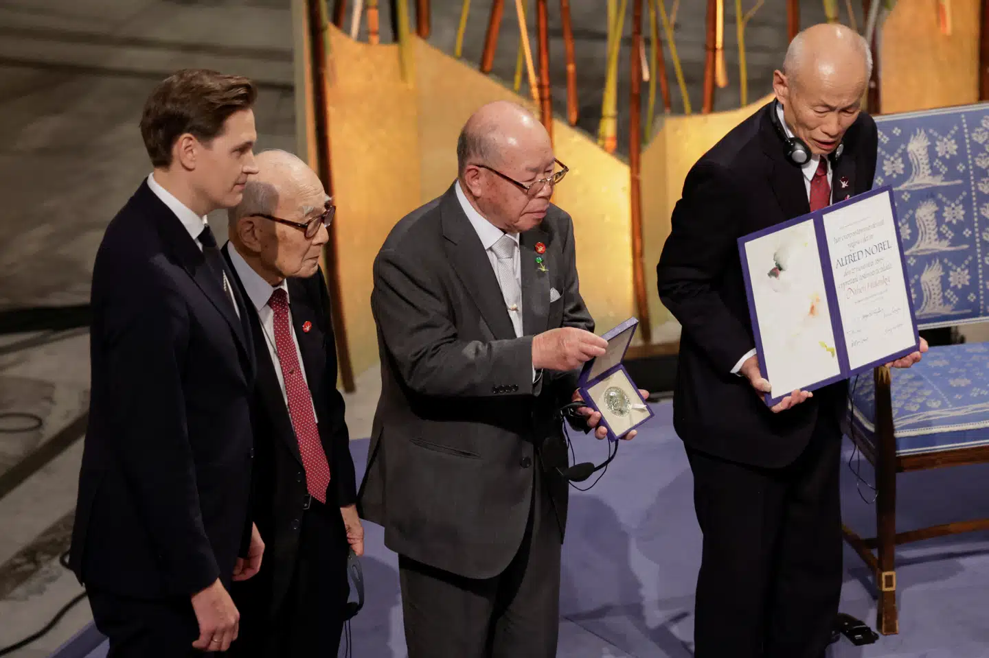 Formand for nobelkomiteen Jørgen Watne Frydnes sammen med de tre repræsentanter for organisationen Nihon Hidankyo: Terumi Tanaka, Shigemitsu Tanaka og Toshiyuki Mimaki ved uddelingen af Nobels fredspris.