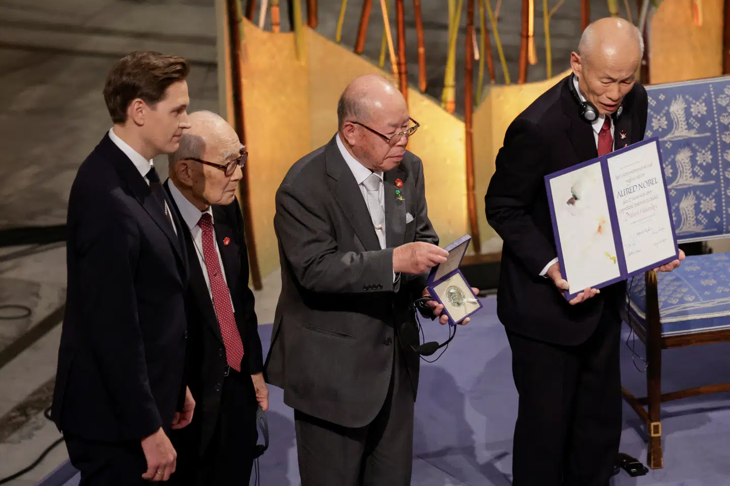 Formand for nobelkomiteen Jørgen Watne Frydnes sammen med de tre repræsentanter for organisationen Nihon Hidankyo: Terumi Tanaka, Shigemitsu Tanaka og Toshiyuki Mimaki ved uddelingen af Nobels fredspris.