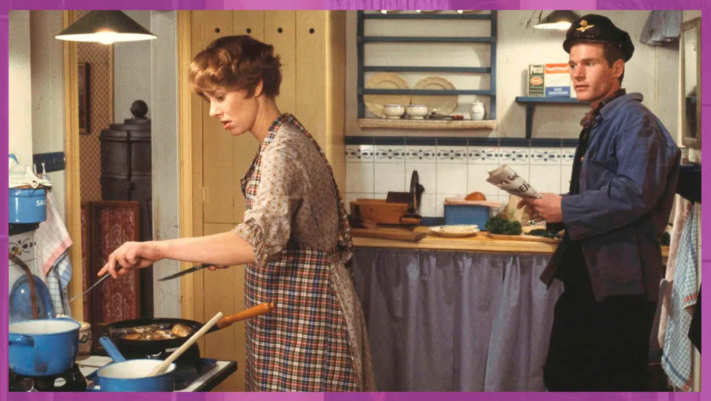 Agnes står stadig i køkkenet, selvom det også er hende, der tjener pengene. Sågar giver hun sin sidste forretning til Røde, så han samtidig kan være mere hjemme. Foto: Else Tholstrup / DR