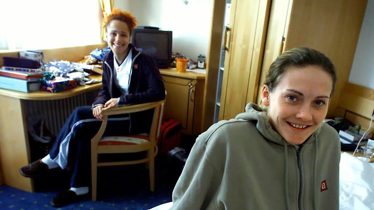 Lotte Kiærskou og Josephine Touray på deres hotelværelse.