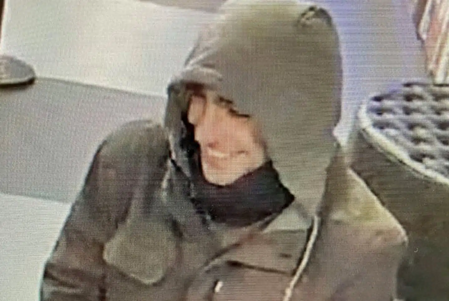 Den formodede gerningsmand, Luigi Mangione, fanget på overvågningskamera. Foto: NYPD, Scanpix