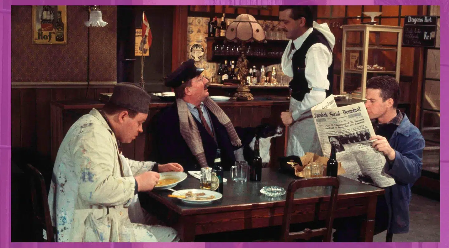 Grisehandleren gør nar af Hitler, mens Boldt kapitaliserer på hans beslutninger. Røde derimod drilles med, at han er bedste venner med Hitler, fordi han stadig støtter Stalin efter ikkeangrebspagten. Foto: Else Tholstrup / DR