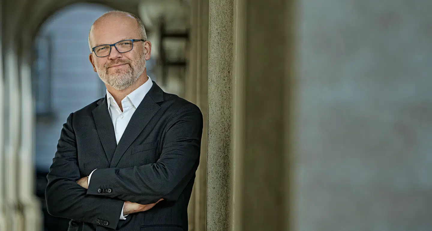 I godt tre år var Benne Damsgaard kommunikationschef for Det Konservative Folkeparti, hvor han var chef for partiets Presse- og Informationstjeneste.