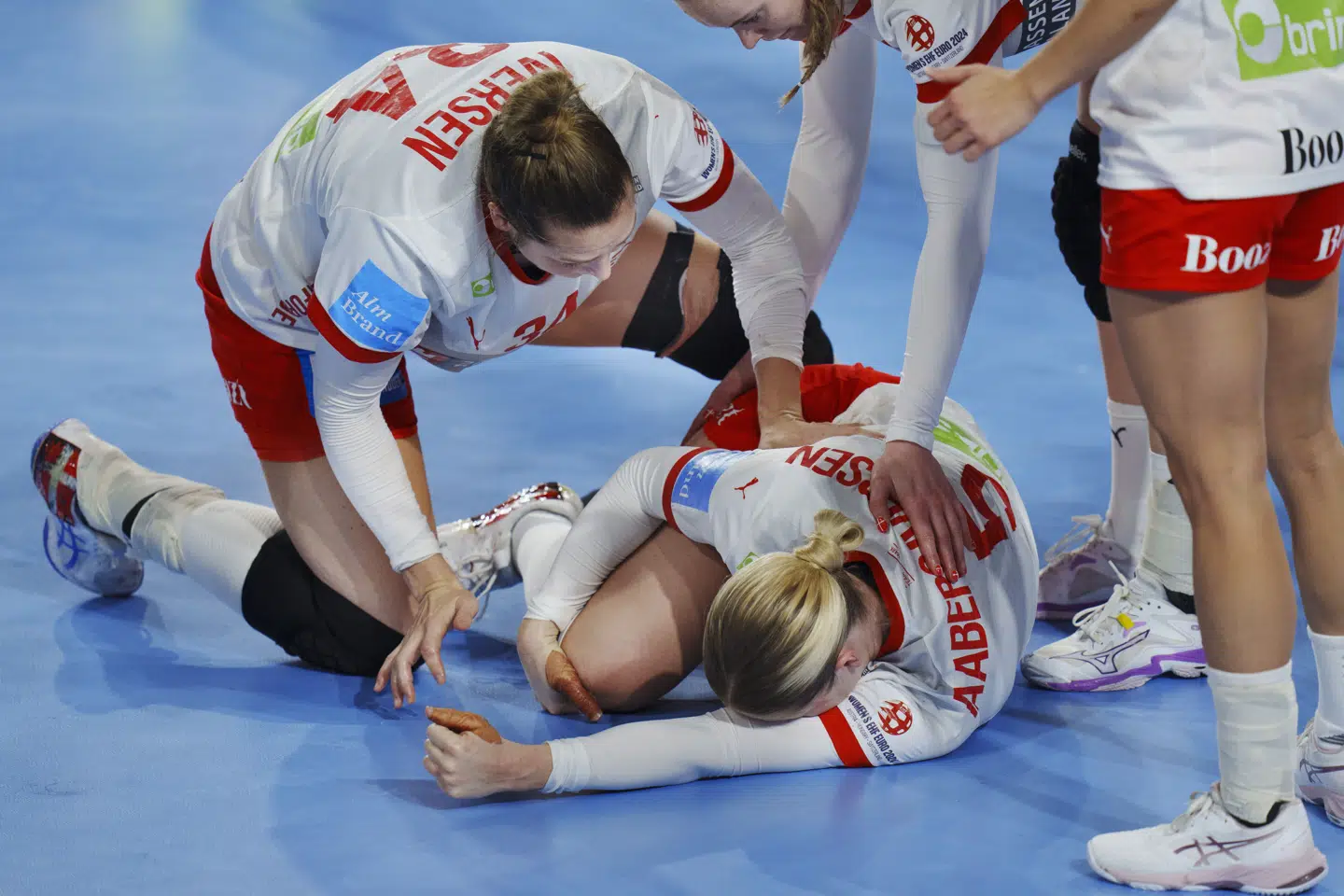 Efter en tackling i Danmarks kamp mod Slovenien blev stregspiller Sarah Iversen liggende med store smerter i højre knæ, og hun måtte bæres fra banen.