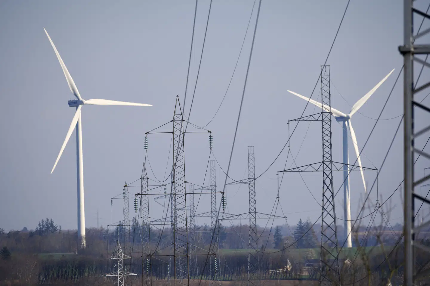 Vindmøllerne får en stille dag onsdag i Danmark og flere nabolande. Det betyder, at kraftværker skal aktiveres for at skaffe tilstrækkeligt meget strøm i stikkontakterne. (Arkivfoto).