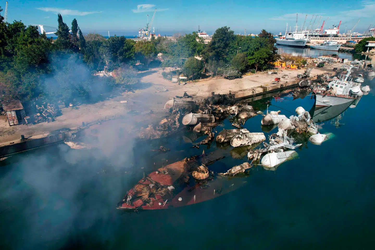 Et luftfoto viser syriske flådefartøjer, der er blevet ødelagt i et angreb ved havnen i Latakia.