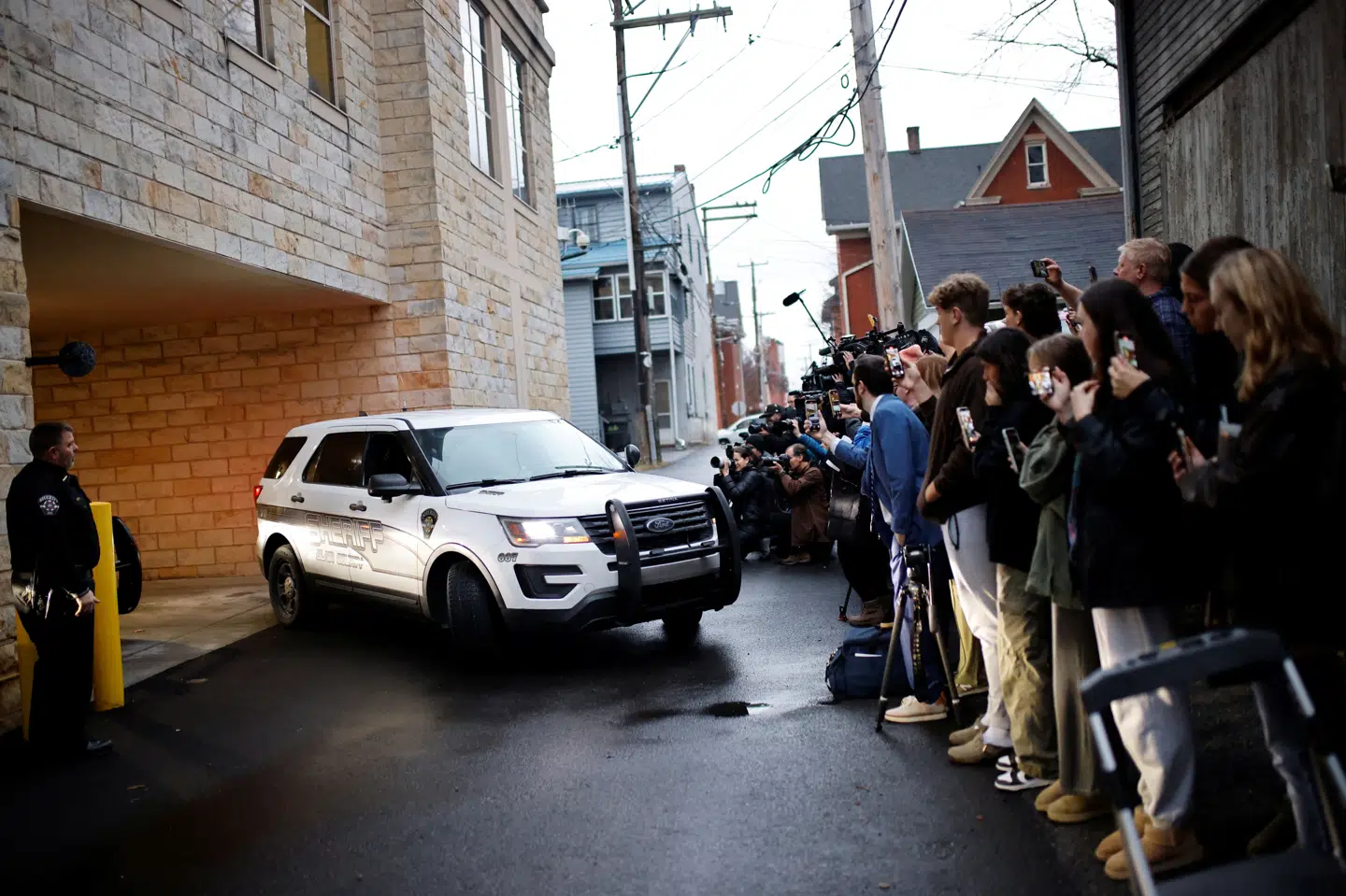 Der var tirsdag stor interesse fra pressen for en høring om udlevering i sagen om et drab på en sundhedsforsikringsdirektør.