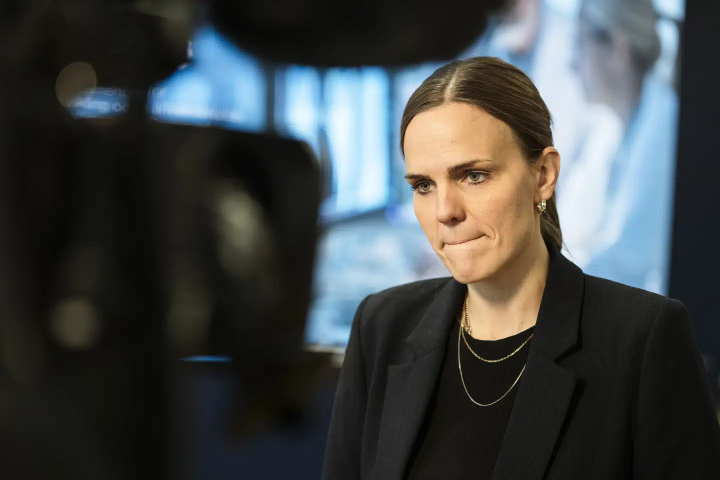 Digitaliseringsminister Caroline Stage Olsen (M) måtte på et pressemøde i sidste uge byde ordførere på kaffe, efter at otte oppositionspartier kritiserede, at de var blevet overhørt, da penge til strategi for kunstig intelligens skulle fordeles.